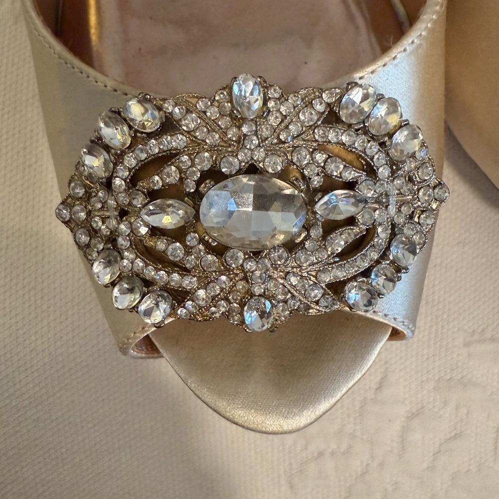 Badgley 🇺🇸Mischka Women's Cream Strappy Heels